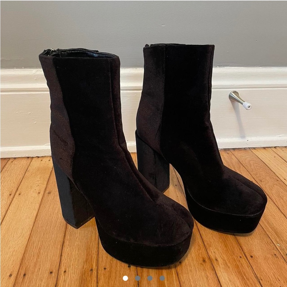Platform velvet boots